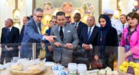 SAR le Prince Moulay Rachid présidant l'ouverture de la 18e édition du SIAM à Meknès, entouré de dignitaires et d'exposants.