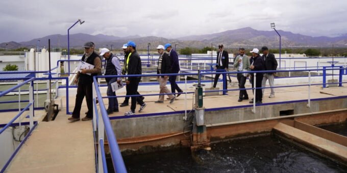 Vue générale d'une station de traitement d'eau potable de l'ONEE dans la région Souss-Massa, illustrant les infrastructures complexes de production d'eau.