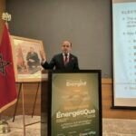 Panneaux solaires et éoliennes au Maroc, symbolisant la transition énergétique et la compétitivité industrielle du Royaume.