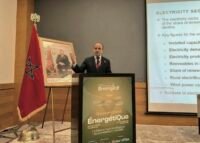 Panneaux solaires et éoliennes au Maroc, symbolisant la transition énergétique et la compétitivité industrielle du Royaume.