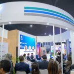 Illustration de l'écosystème startup marocain avec des graphiques de croissance et le logo de Tamwilcom, symbolisant le financement de l'innovation.