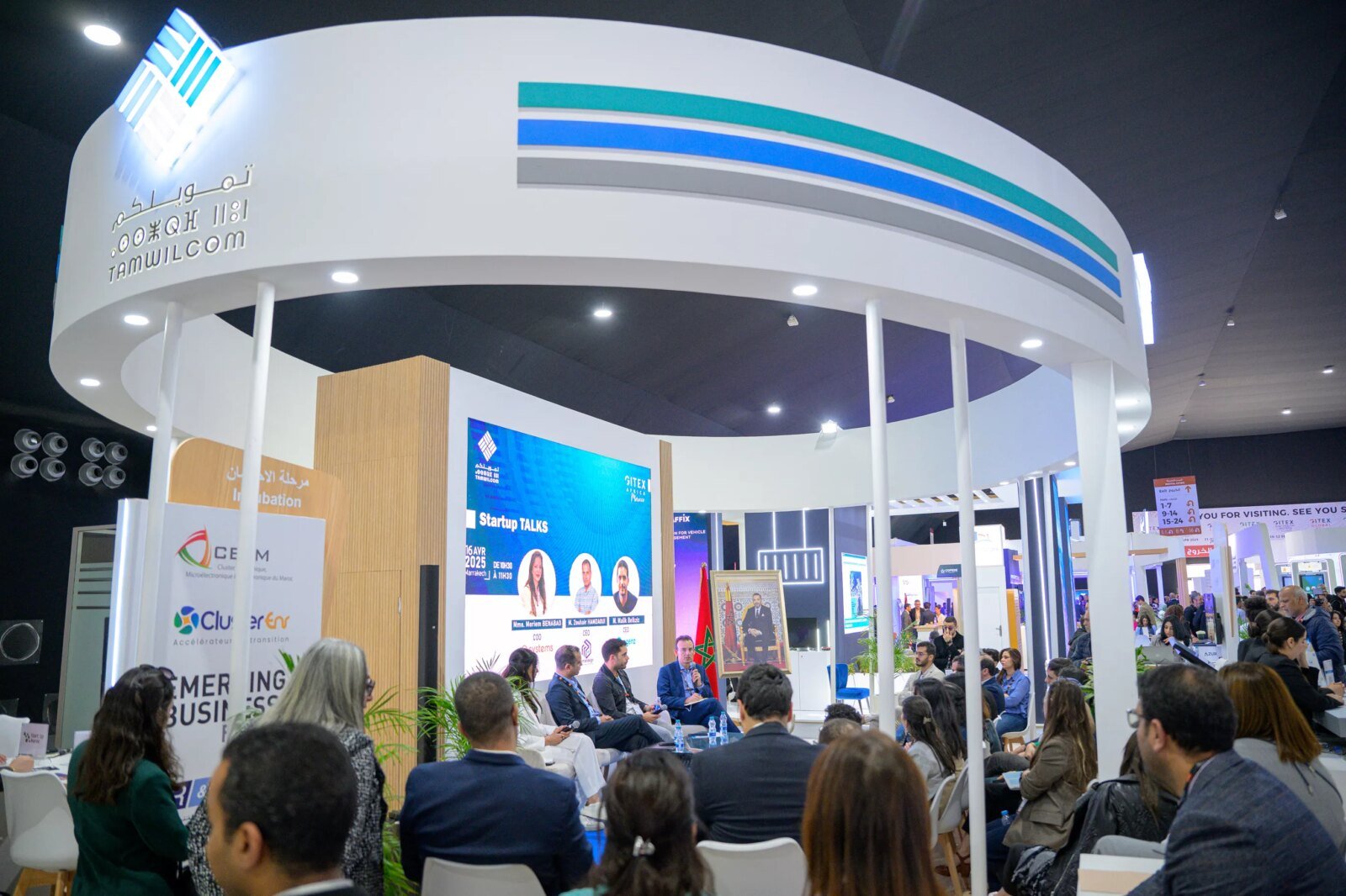 Illustration de l'écosystème startup marocain avec des graphiques de croissance et le logo de Tamwilcom, symbolisant le financement de l'innovation.