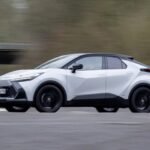 Vue latérale dynamique du nouveau Toyota C-HR hybride, mettant en avant sa silhouette de coupé audacieuse et son design radical.