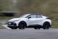 Vue latérale dynamique du nouveau Toyota C-HR hybride, mettant en avant sa silhouette de coupé audacieuse et son design radical.