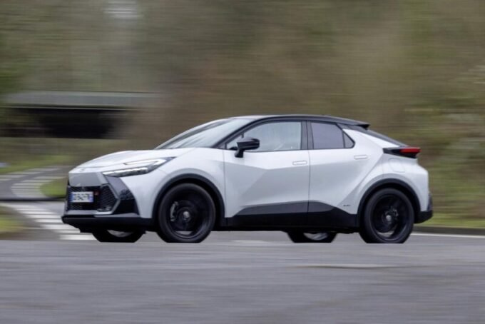 Vue latérale dynamique du nouveau Toyota C-HR hybride, mettant en avant sa silhouette de coupé audacieuse et son design radical.