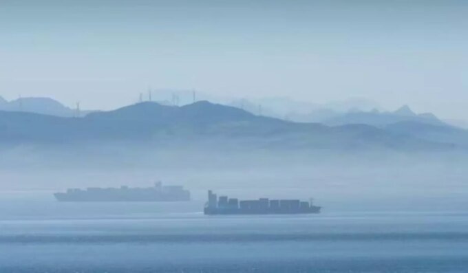 Vue aérienne du détroit de Gibraltar, symbolisant l'ambition du projet de tunnel sous-marin entre le Maroc et l'Espagne, avec un focus sur les défis actuels