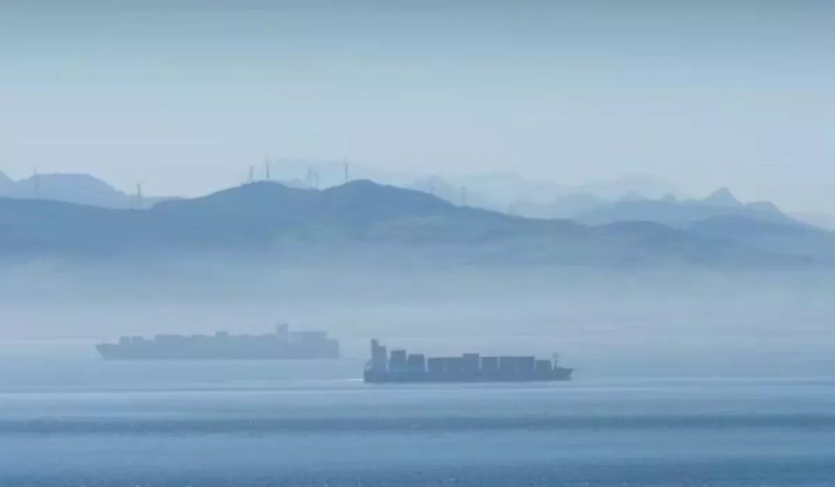 Vue aérienne du détroit de Gibraltar, symbolisant l'ambition du projet de tunnel sous-marin entre le Maroc et l'Espagne, avec un focus sur les défis actuels