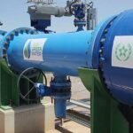 Vue aérienne de l'unité de dessalement de l'eau de mer du Groupe OCP à Jorf Lasfar, avec ses infrastructures industrielles et ses vastes bassins, symbolisant l'engagement du Maroc pour la sécurité hydrique.