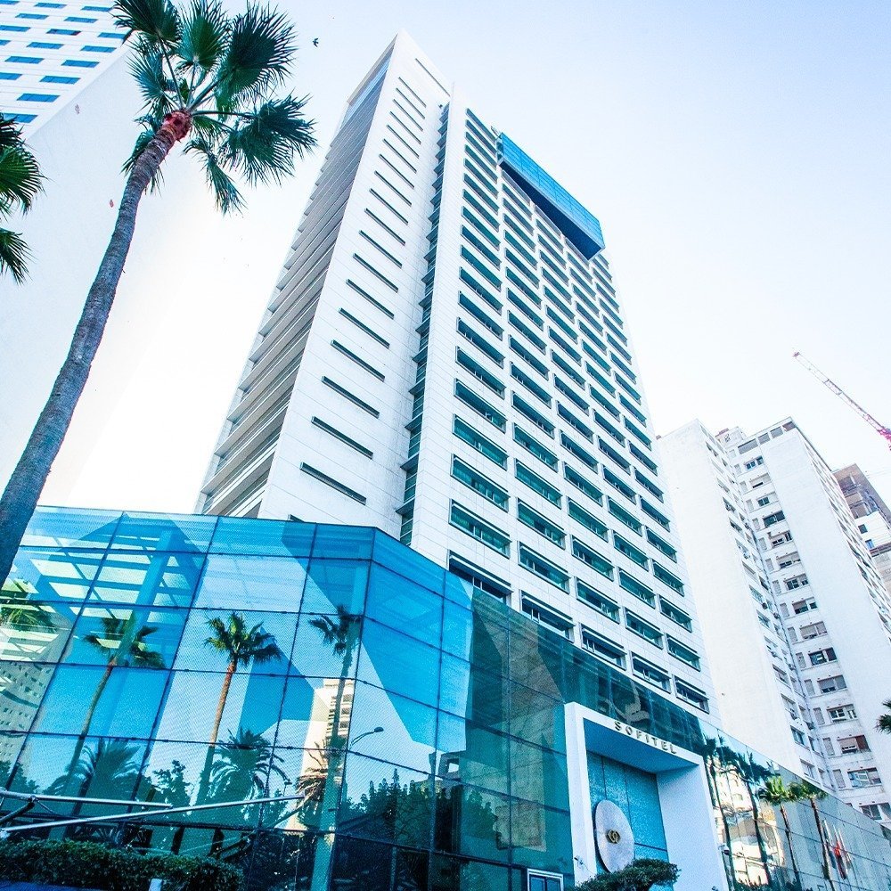 Vue élégante du Sofitel Casablanca Tour Blanche, un hôtel de luxe au cœur de la ville.
