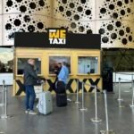 Un taxi moderne WeTaxi à l'aéroport, symbolisant la digitalisation du transport aéroportuaire au Maroc et l'innovation de Tripass.