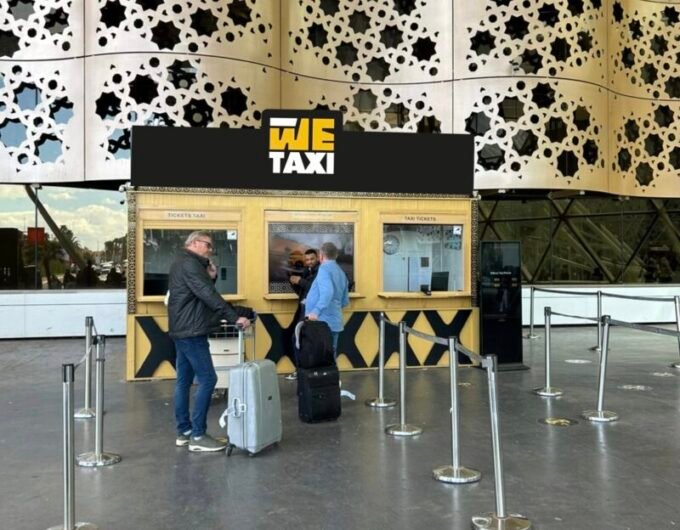 Un taxi moderne WeTaxi à l'aéroport, symbolisant la digitalisation du transport aéroportuaire au Maroc et l'innovation de Tripass.