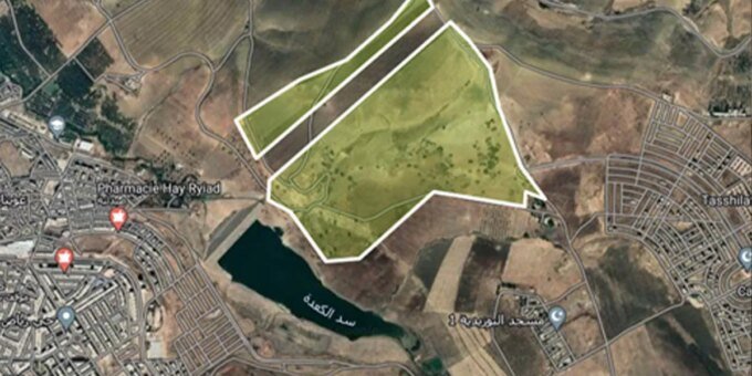 Vue aérienne de la zone industrielle Ain Bida à Fès, avec des usines et des espaces verts, symbolisant le repositionnement vers un développement durable.