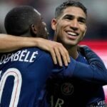Achraf Hakimi en maillot du PSG, souriant et prêt pour la finale de la Ligue des Champions