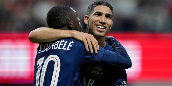Achraf Hakimi en maillot du PSG, souriant et prêt pour la finale de la Ligue des Champions