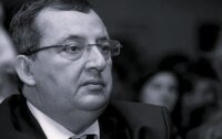 Portrait d'Ali Fassi Fihri, ancien directeur de l'ONEE et ex-président de la FRMF, souriant et en costume.