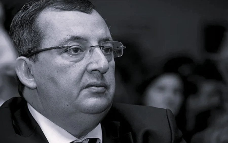 Portrait d'Ali Fassi Fihri, ancien directeur de l'ONEE et ex-président de la FRMF, souriant et en costume.