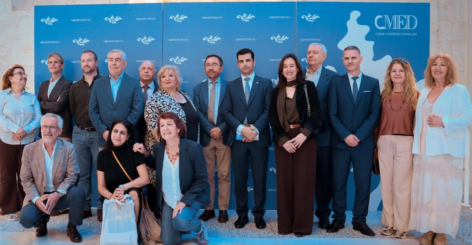 Vue d'une table ronde lors de la rencontre littéraire maroco-espagnole à Alicante, avec des intervenants et le public.