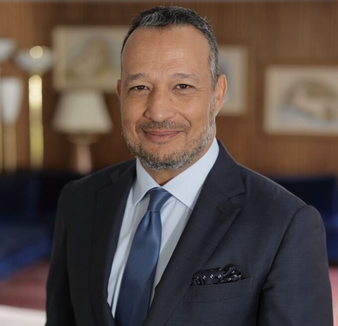 Omar Chaabi, président de l'APIC, s'exprimant sur la nécessité de mesures antidumping pour l'industrie céramique marocaine face aux importations indiennes.