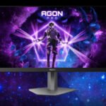 L'écran AOC Agon Pro AG246FZ2E affichant une image de jeu vidéo dynamique, avec son pied ajustable et son design élégant.