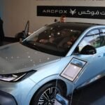 صورة لسيارة ARCFOX كهربائية فاخرة مع شعار مجموعة طهبوب للسيارات في الخلفية، إيذاناً بإطلاق العلامة في الأردن.