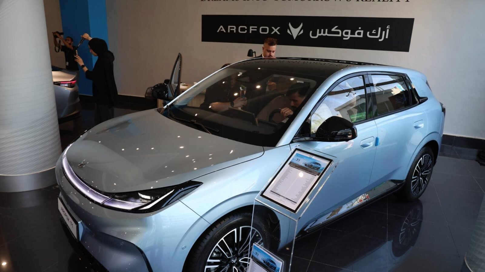 صورة لسيارة ARCFOX كهربائية فاخرة مع شعار مجموعة طهبوب للسيارات في الخلفية، إيذاناً بإطلاق العلامة في الأردن.