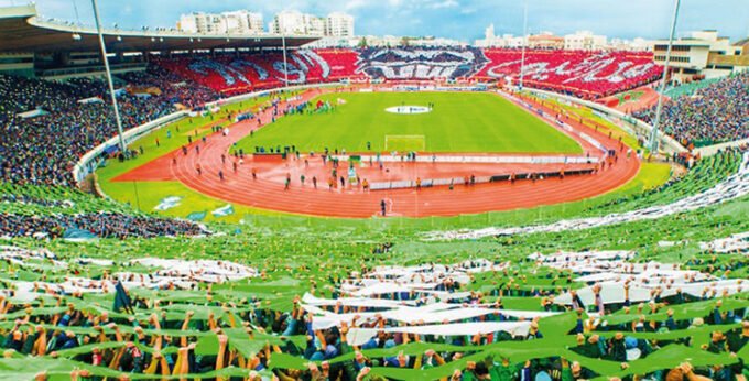 Joueurs du Raja et du Wydad lors d'un derby casablancais en Botola Pro D1, symbolisant l'intensité et l'enjeu du match.