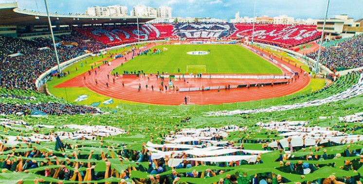 Joueurs du Raja et du Wydad lors d'un derby casablancais en Botola Pro D1, symbolisant l'intensité et l'enjeu du match.