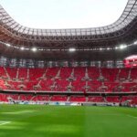 Panneau d'interdiction de déplacement de supporters dans un stade de football marocain