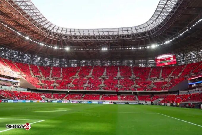 Panneau d'interdiction de déplacement de supporters dans un stade de football marocain