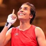 Un boxeur marocain en action sur le ring, symbole de la montée en puissance de la boxe marocaine.