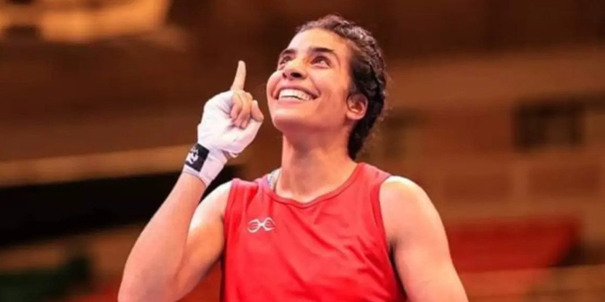 Un boxeur marocain en action sur le ring, symbole de la montée en puissance de la boxe marocaine.