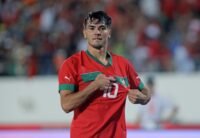 Brahim Díaz, joueur du Real Madrid et international marocain, souriant dans son maillot des Lions de l'Atlas, symbolisant l'ambition pour le Mondial 2026.