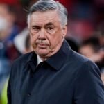 Carlo Ancelotti, l'entraîneur de la Seleção, en pleine réflexion sur le banc de touche.