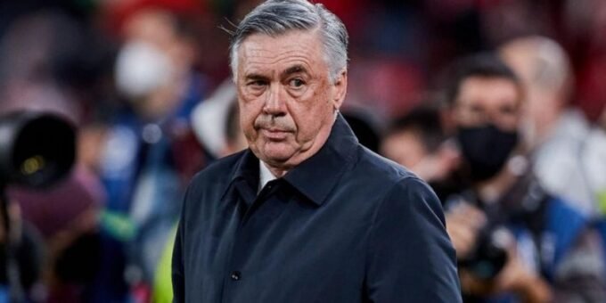 Carlo Ancelotti, l'entraîneur de la Seleção, en pleine réflexion sur le banc de touche.