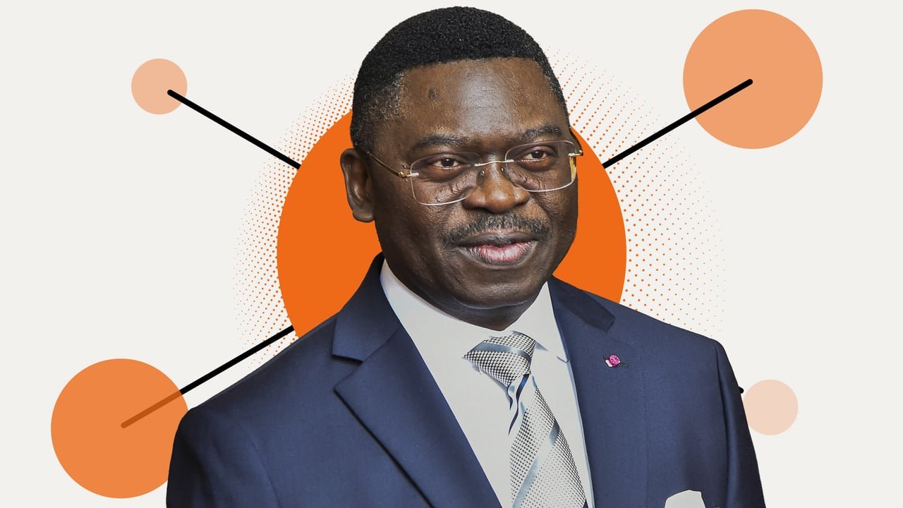 Montage photo de Ferdinand Ngoh Ngoh, Secrétaire Général de la Présidence du Cameroun, symbolisant son pouvoir et son influence dans les affaires.