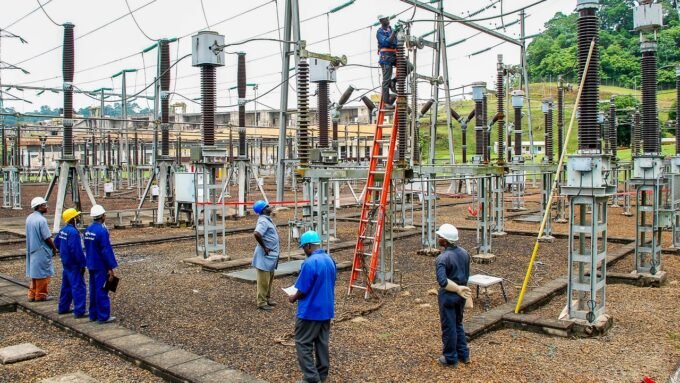 Des agents d'Eneo effectuant des travaux d'entretien au poste de transformation électrique de Songloulou, symbolisant les défis et les espoirs du secteur énergétique camerounais.