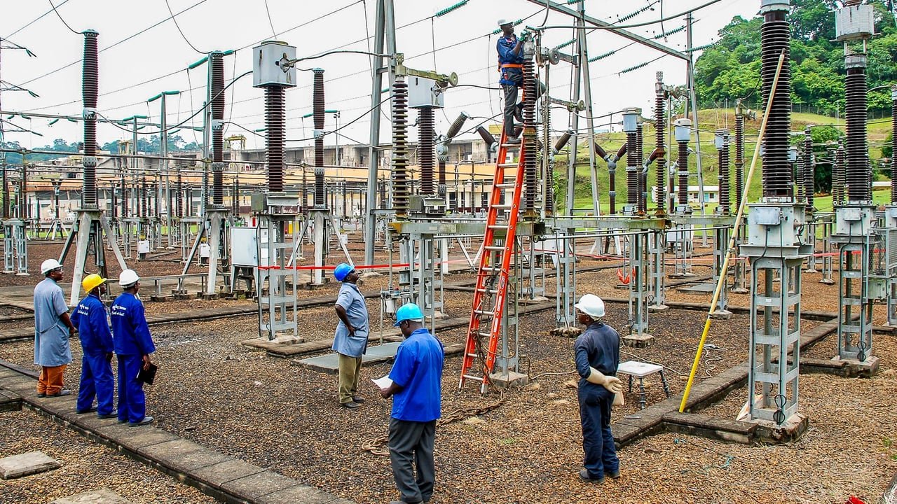 Des agents d'Eneo effectuant des travaux d'entretien au poste de transformation électrique de Songloulou, symbolisant les défis et les espoirs du secteur énergétique camerounais.