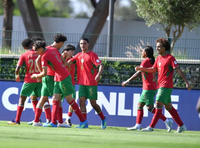 Joueurs de l'équipe marocaine U17 en action lors d'un match de la CAN U17.