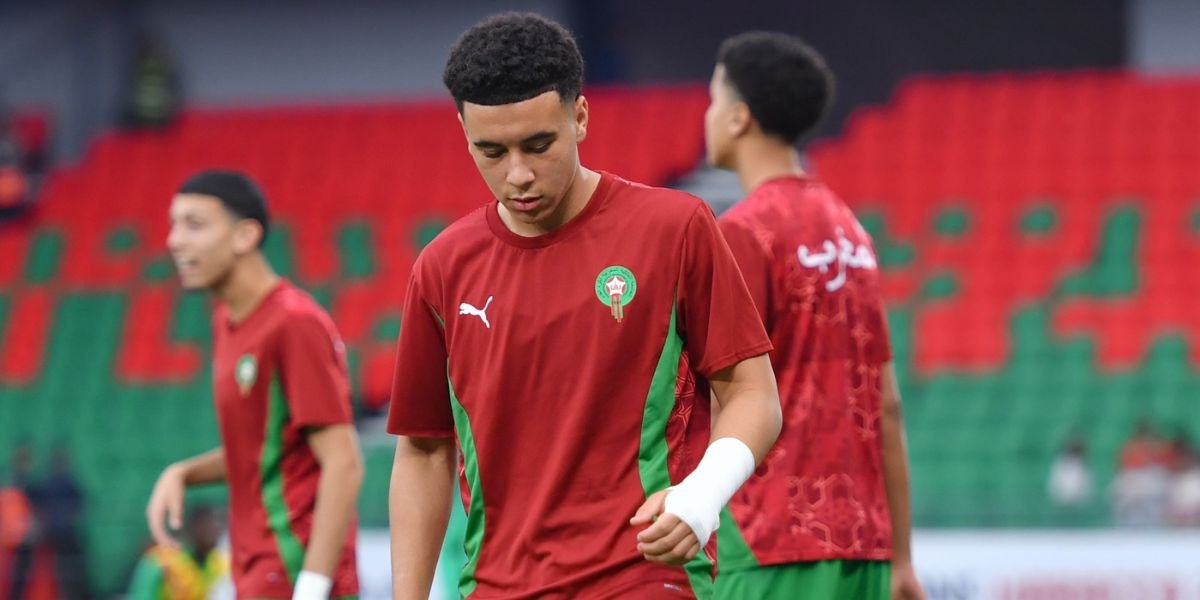 Joueurs de l'équipe U17 du Sénégal célébrant leur victoire en demi-finale de la CAN U17 contre le Maroc, au Stade Moulay El Hassan.