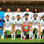 Les jeunes joueurs de l'équipe nationale marocaine U17, les Lionceaux de l'Atlas, célébrant un but lors d'un match de football.