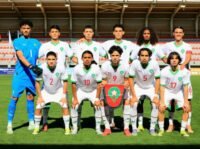 Les jeunes joueurs de l'équipe nationale marocaine U17, les Lionceaux de l'Atlas, célébrant un but lors d'un match de football.
