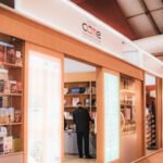 Vue générale du pavillon du CCME au SIEL 2026, avec des écrivains et des visiteurs dialoguant, symbolisant la diversité des voix marocaines du monde.