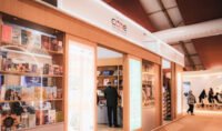 Vue générale du pavillon du CCME au SIEL 2026, avec des écrivains et des visiteurs dialoguant, symbolisant la diversité des voix marocaines du monde.