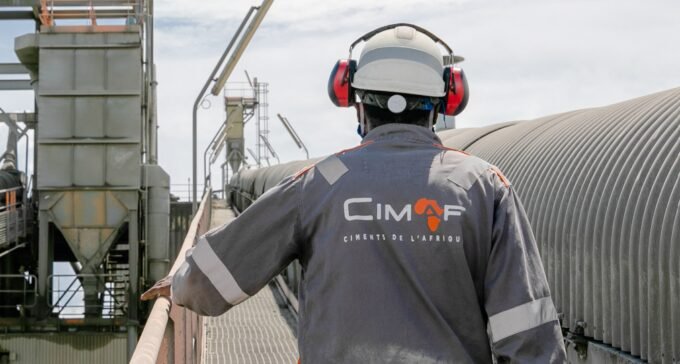 Anas Sefrioui, PDG de CIMAF, et le président gabonais Brice Clotaire Oligui Nguema lors de la signature de l'accord d'investissement de 40 millions d'euros pour la cimenterie au Gabon.