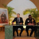 Abdellatif Hammouchi et Gregory Coleman signant le mémorandum d'entente à Rabat.
