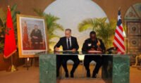Abdellatif Hammouchi et Gregory Coleman signant le mémorandum d'entente à Rabat.