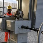 Deux employés du géant italien de l’énergie Eni à Port-Bouët, le 23 novembre 2023, symbolisant l'activité pétrolière en Côte d'Ivoire.