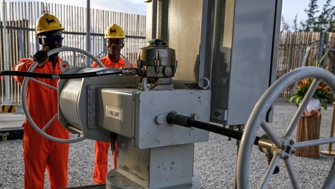 Côte d’Ivoire : Baleine, le Gisement qui Redessine la Carte Pétrolière du Pays avec 4 Milliards de Dollars 9 Deux employés du géant italien de l’énergie Eni à Port-Bouët, le 23 novembre 2023, symbolisant l'activité pétrolière en Côte d'Ivoire.