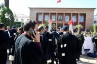 Un groupe d'avocats en robe noire manifestant devant un tribunal au Maroc, symbolisant la crise entre la profession et le ministère de la Justice.