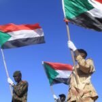 صورة تعبيرية لمجموعة من الصحف العالمية وشاشات الأخبار ترمز لتنوع المواضيع الإخبارية